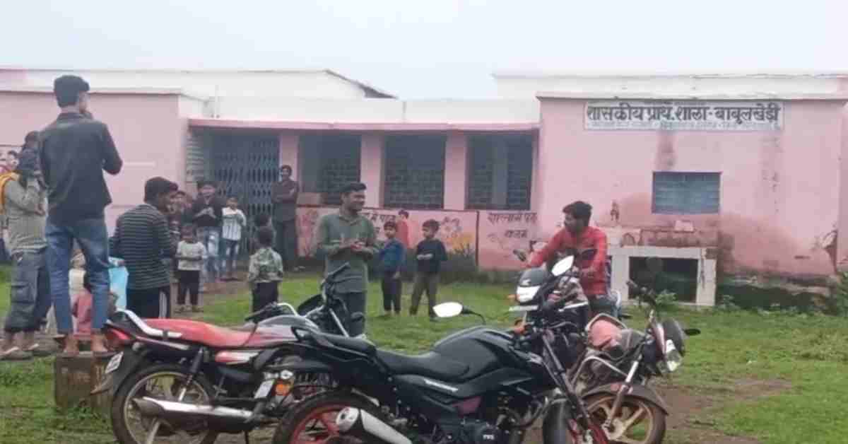 9 बजे तक बंद मिला स्कूल तो बच्चों ने बनाया VIDEO! सवाल पूछने पर ग्रामीणों को मिली FIR की धमकी