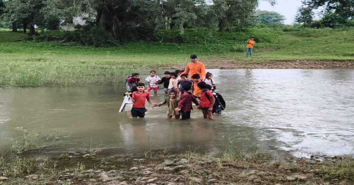 किताबों का बोझ और उफनती नदी का डर! जान की बाजी लगा स्कूल जाने को मजबूर मासूम; दौरे के बीच खुली दावों की पोल
