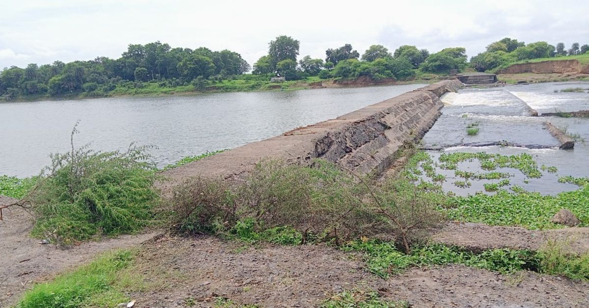 स्टॉप डैम के 4 फीट गहरे गैप पर छलांग! प्रशासन ने लगाए कटीले तार, 4 गांव के बच्चों का स्कूल जाना हुआ बंद