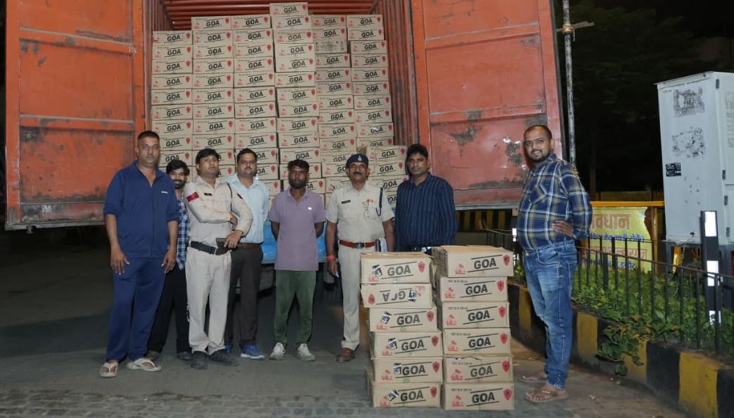 90 लाख की शराब लेकर इंदौर में घुसा ट्रक! नशे में धुत चालक चढ़ा पुलिस के हत्थे, परमिट का खेल आया सामने, 1500 पेटी गोवा ब्रांड की शराब जब्त