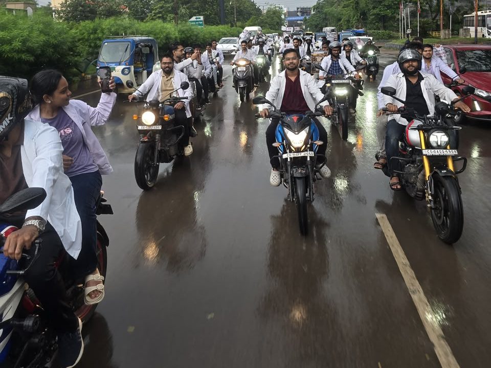 Strike by MBBS Interns in Raipur: रायपुर में MBBS इंटर्न डॉक्टरों की अनिश्चितकालीन हड़ताल; शहर में निकाली बाइक रैली, स्टाइपेंड 30 हजार करने की मांग