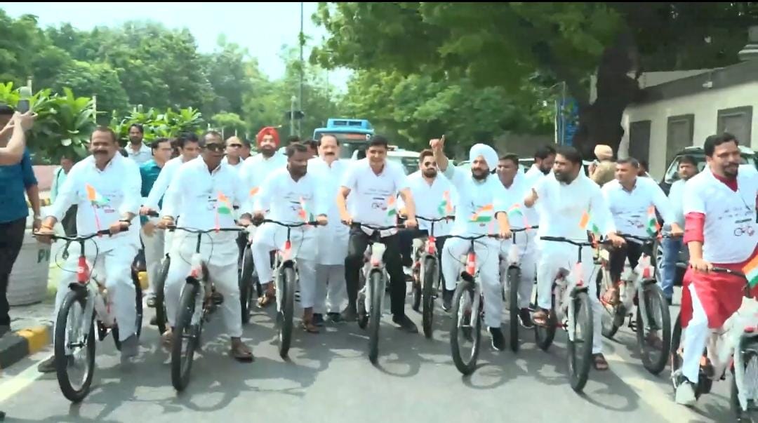 दिल्ली विधानसभा में साइकिल खरीद घोटाले की गूंज, AAP विधायकों ने स्लोगन टी-शर्ट पहनकर जताया विरोध