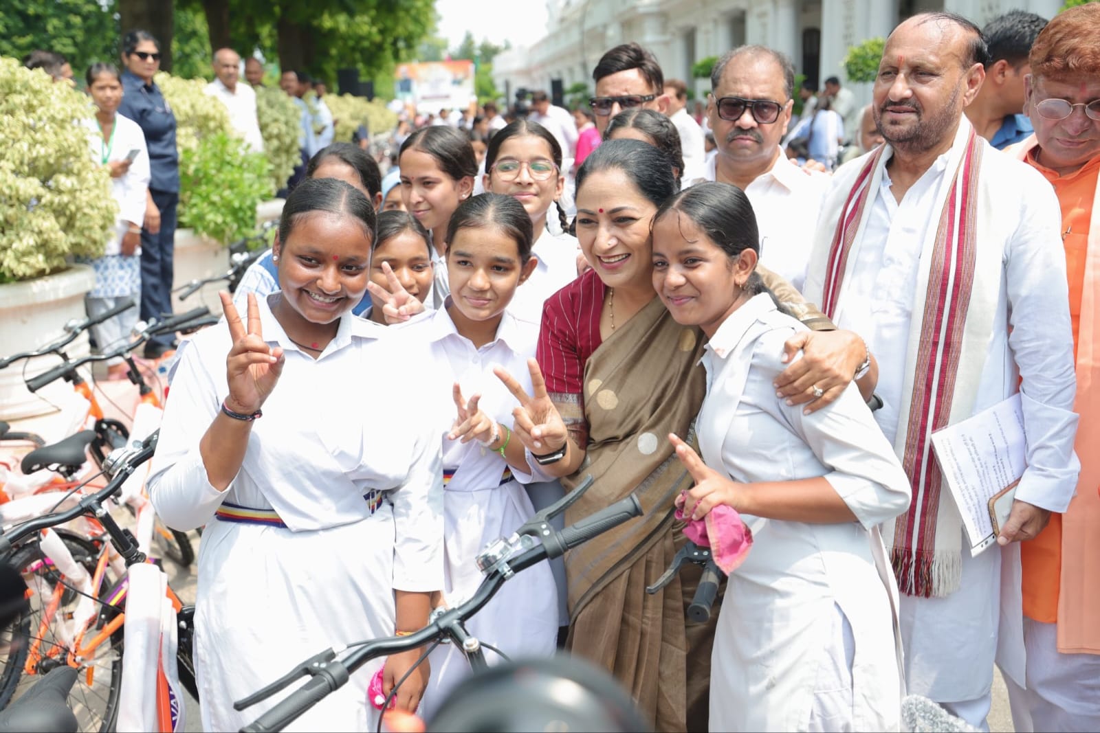 विद्या वाहिनी योजना: CM रेखा गुप्ता ने 200 छात्राओं को बांटीं साइकिलें, लाखों बेटियों को मिलेगा लाभ