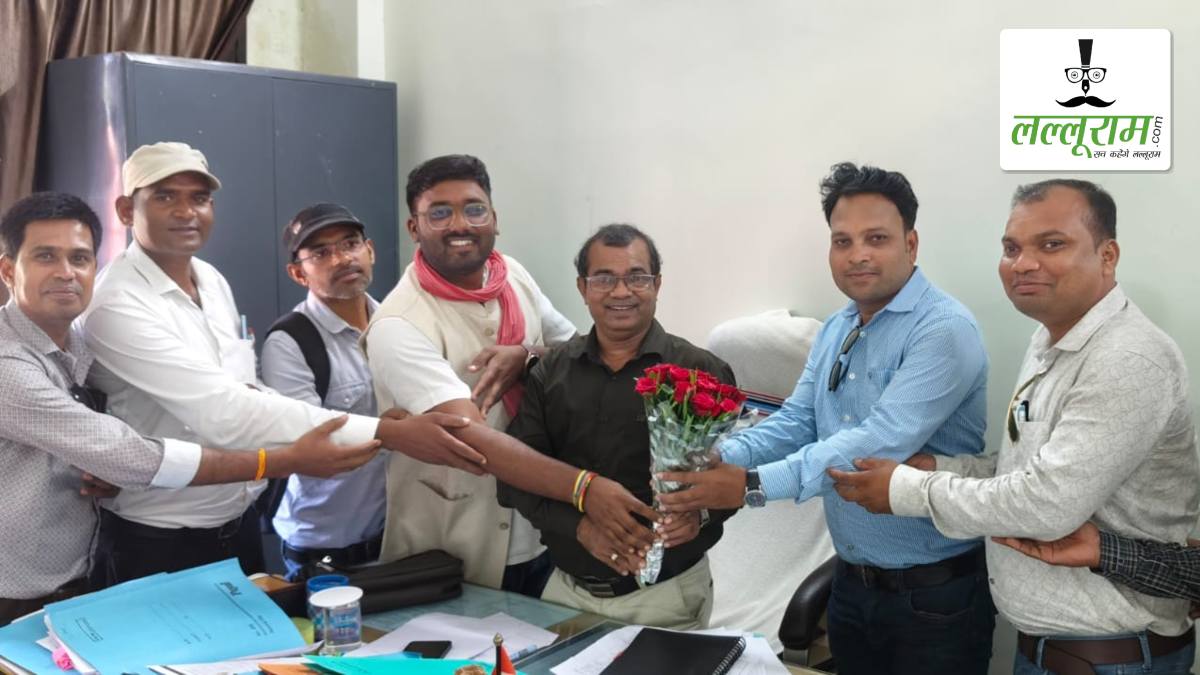 सर्व शिक्षक संघ ने DEO को सौंपा मांग पत्र, जनगणना ड्यूटी के अवकाश इंद्राज से लेकर पदोन्नति तक उठाए लंबित मुद्दे