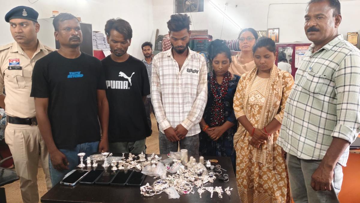 ज्वेलरी शॉप की दीवार तोड़ी, फिर लाखों के जेवर पर किया हाथ साफ… 72 घंटे के भीतर पुलिस ने सेंधमारी का किया भंडाफोड़, 2 महिलाओं समेत 5 आरोपी गिरफ्तार