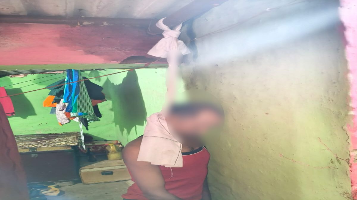 खाना देने में देरी पर विवाद: पति ने पत्नी पर कुल्हाड़ी से किया हमला, डर के मारे अगले दिन खुद भी फांसी लगाकर दी जान