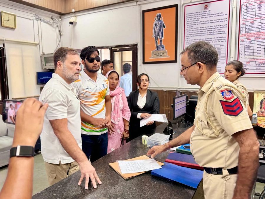 जंतर-मंतर पैलेट गन मामले में दिल्ली पुलिस ने दर्ज की FIR, राहुल गांधी के धरने के बाद हुई कार्रवाई