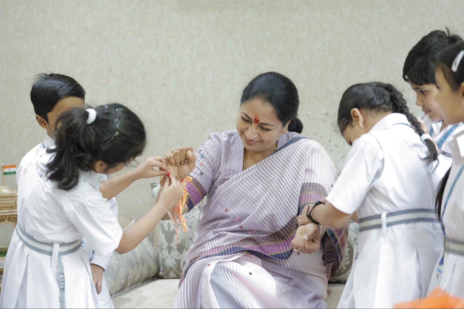 CM रेखा गुप्ता ने बच्चों संग मनाया रक्षाबंधन, बोलीं- बच्चों की मुस्कान सबसे खास