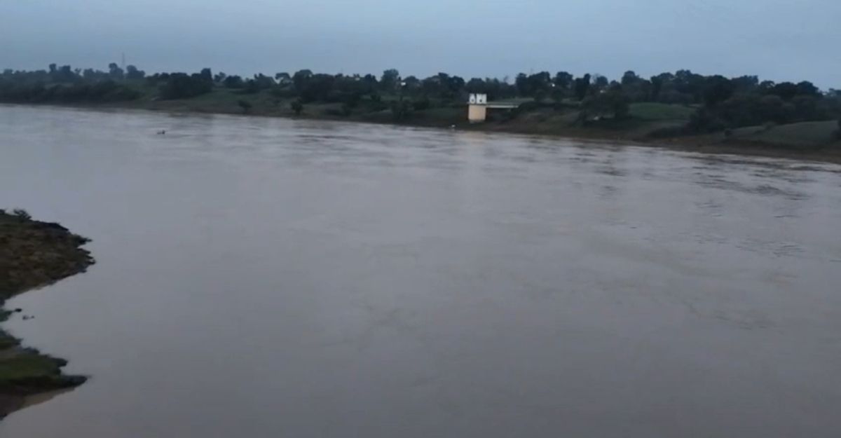 नर्मदा नदी में बहे पिता-पुत्रः हादसे के 2 दिन बाद पिता का शव बरामद, 10 साल के मासूम की तलाश जारी