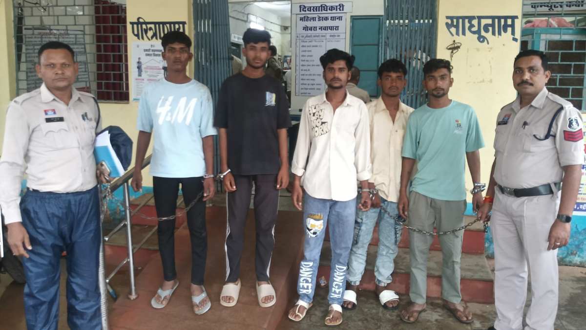 राहगीर को रोककर चाकू-डंडे से पीटा, फिर मोबाइल-नकदी लूटकर हो गए फरार, पुलिस ने 4 नाबालिग समेत 9 आरोपियों को किया गिरफ्तार