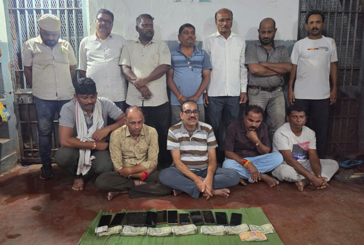 मकान में चल रहे जुए के फड़ पर पुलिस की रेड: 12 जुआरियों को रंगे हाथ दबोचा, 3 लाख से अधिक नकद और मोबाइल जब्त