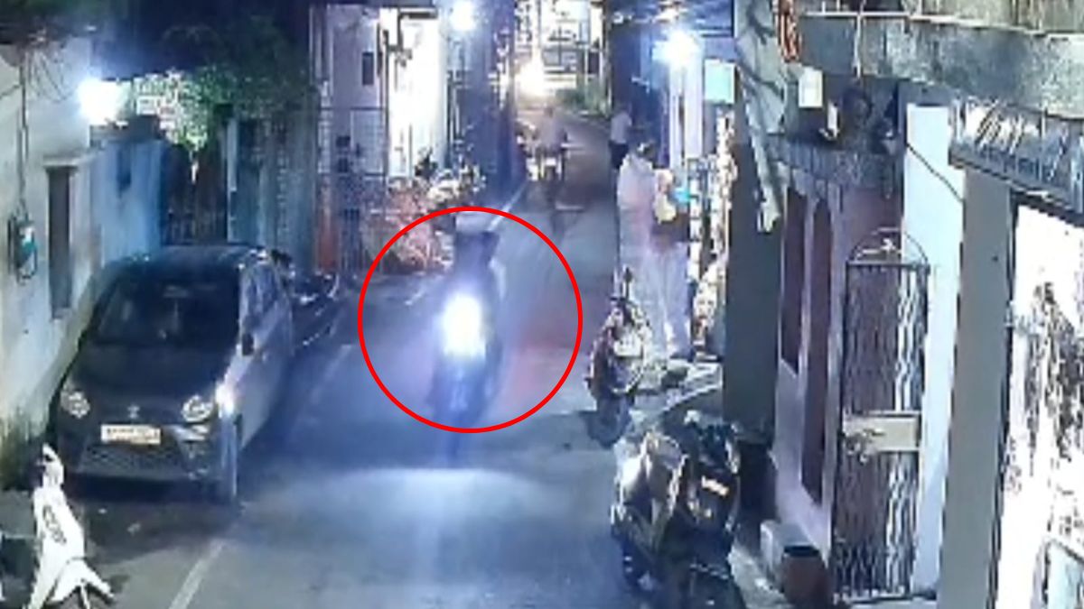 बेखौफ बदमाशों का तांडव: घर के बाहर मोबाइल पर बात कर रही युवती से लूट, CCTV में कैद हुई वारदात