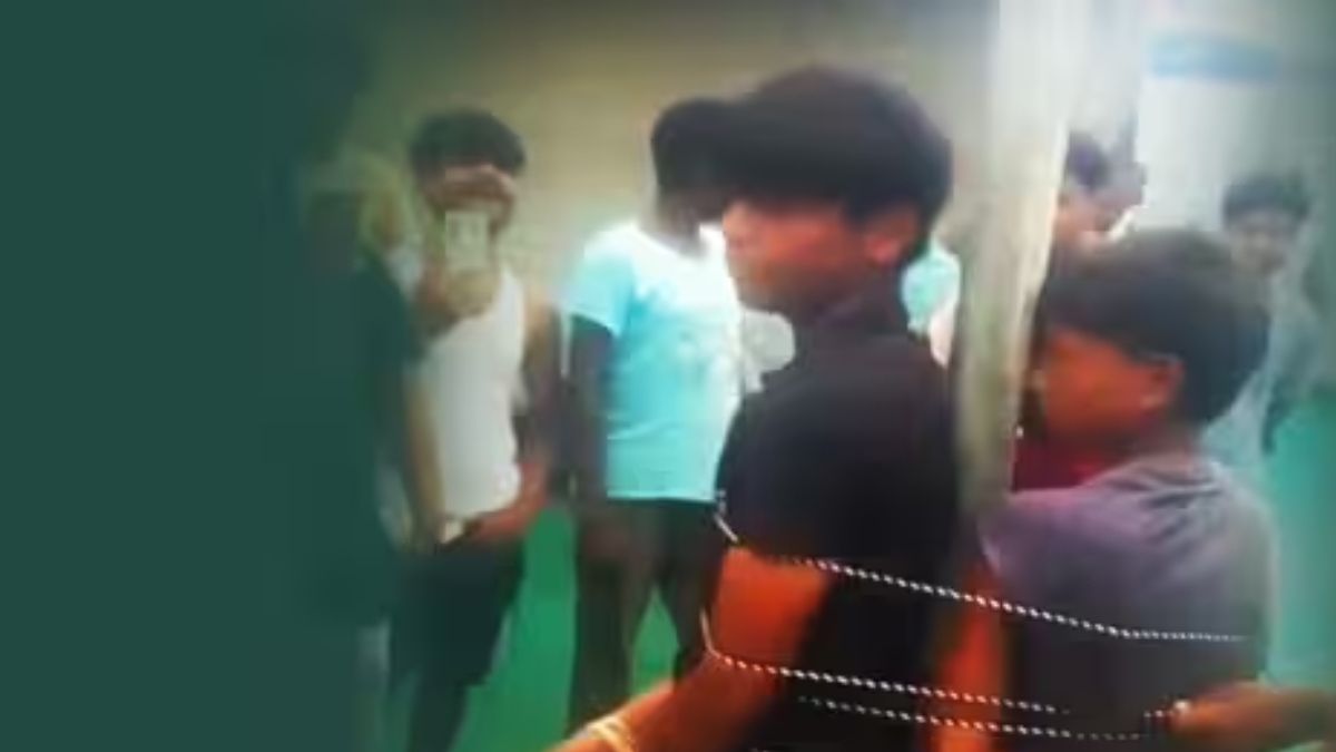 गोंडा में चोरी के शक में नाबालिगों पर सितम, खंभे से बांधकर पीटा; वीडियो वायरल होने से मचा हड़कंप