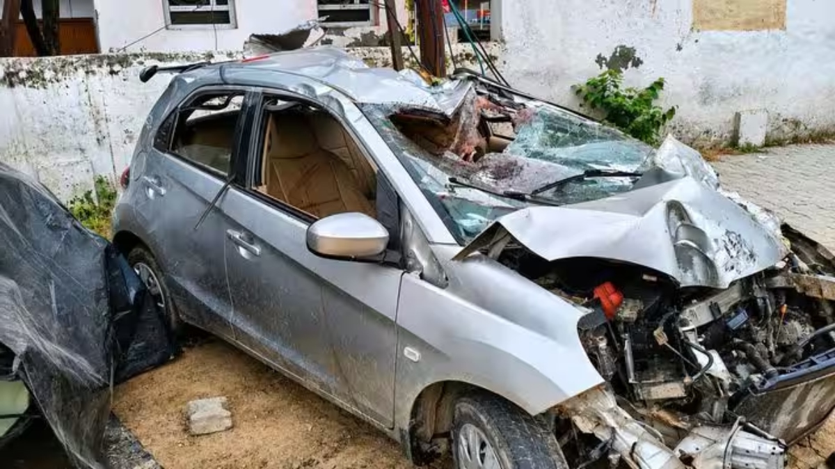 हाथरस में रफ्तार का कहर: हाईवे पर पलटी कार, 3 की मौत; ढाई साल के बच्चे समेत 4 घायल