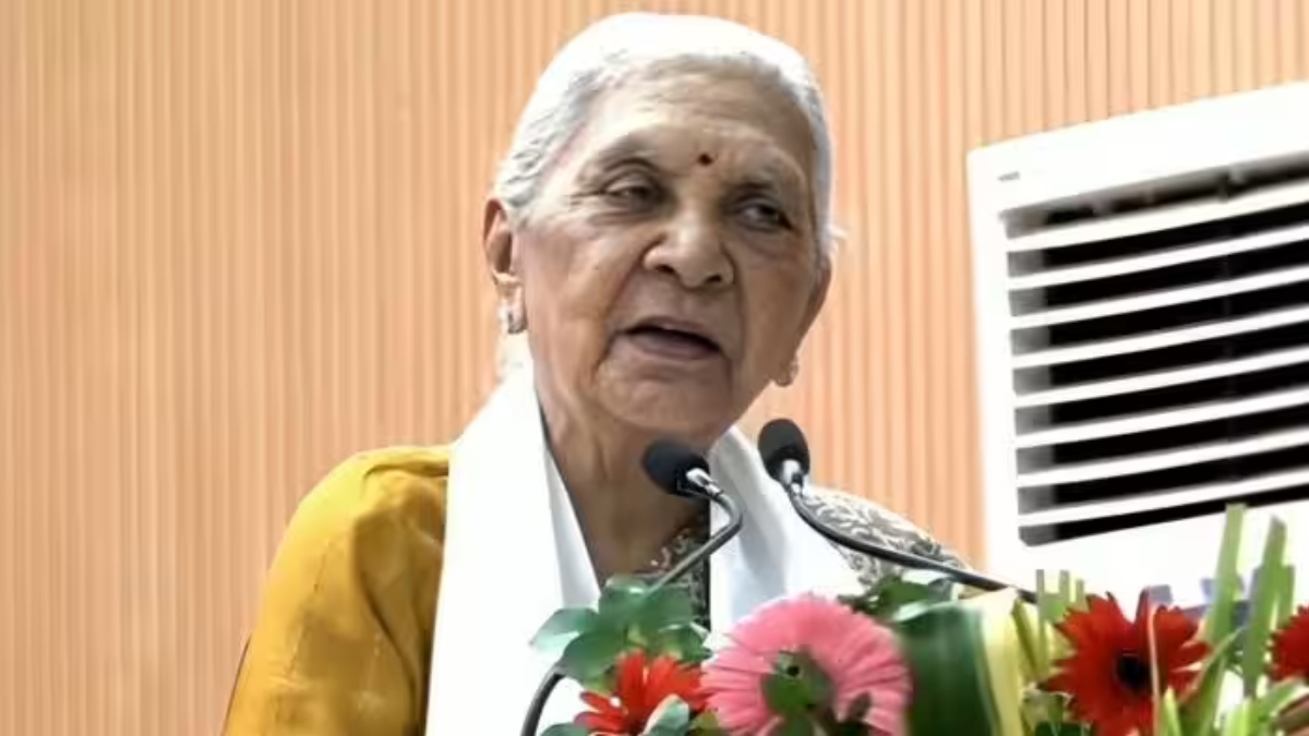 ‘बेटियां पढ़ें, लेकिन संस्कार भी सीखें’, राज्यपाल आनंदीबेन का बड़ा संदेश; हॉस्टल में शराब-सिगरेट पर भी जताई नाराजगी