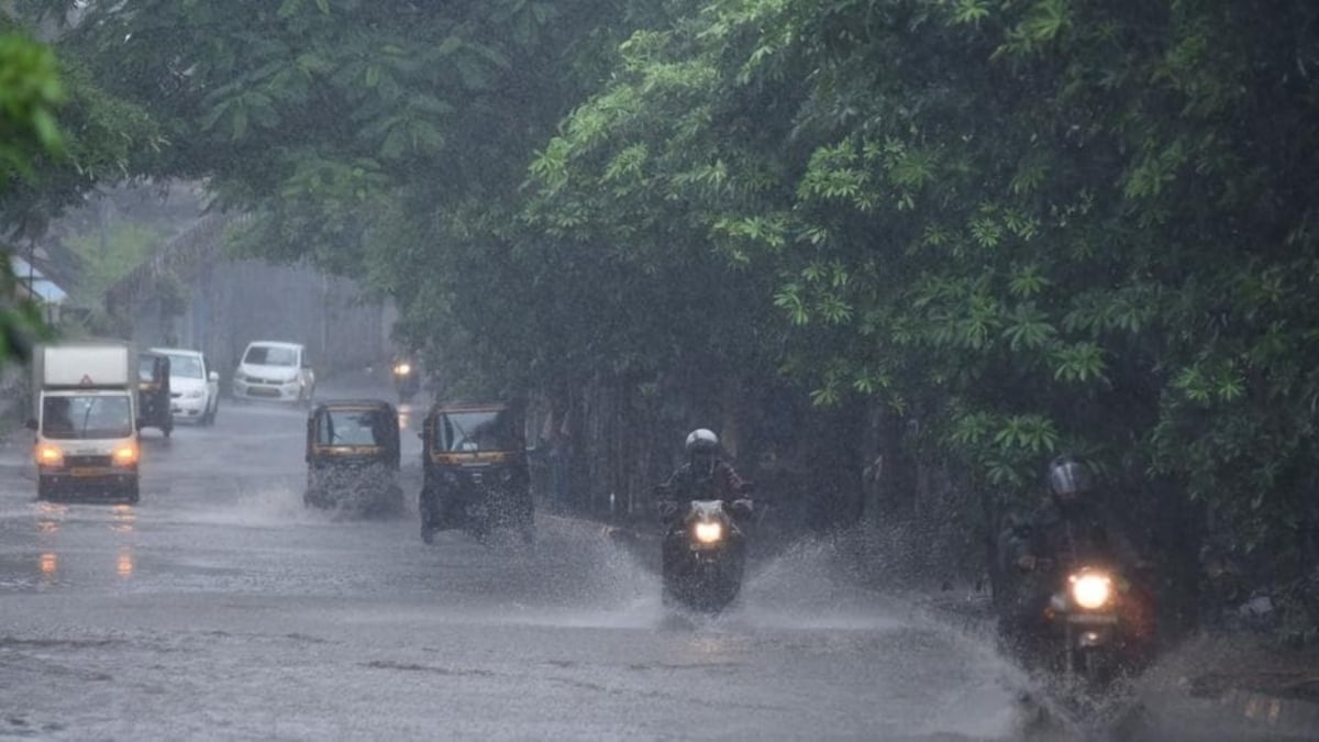UP Rain Alert: 75 जिलों में बारिश का रेड अलर्ट, गंगा-सरयू उफान पर, 8 की मौत