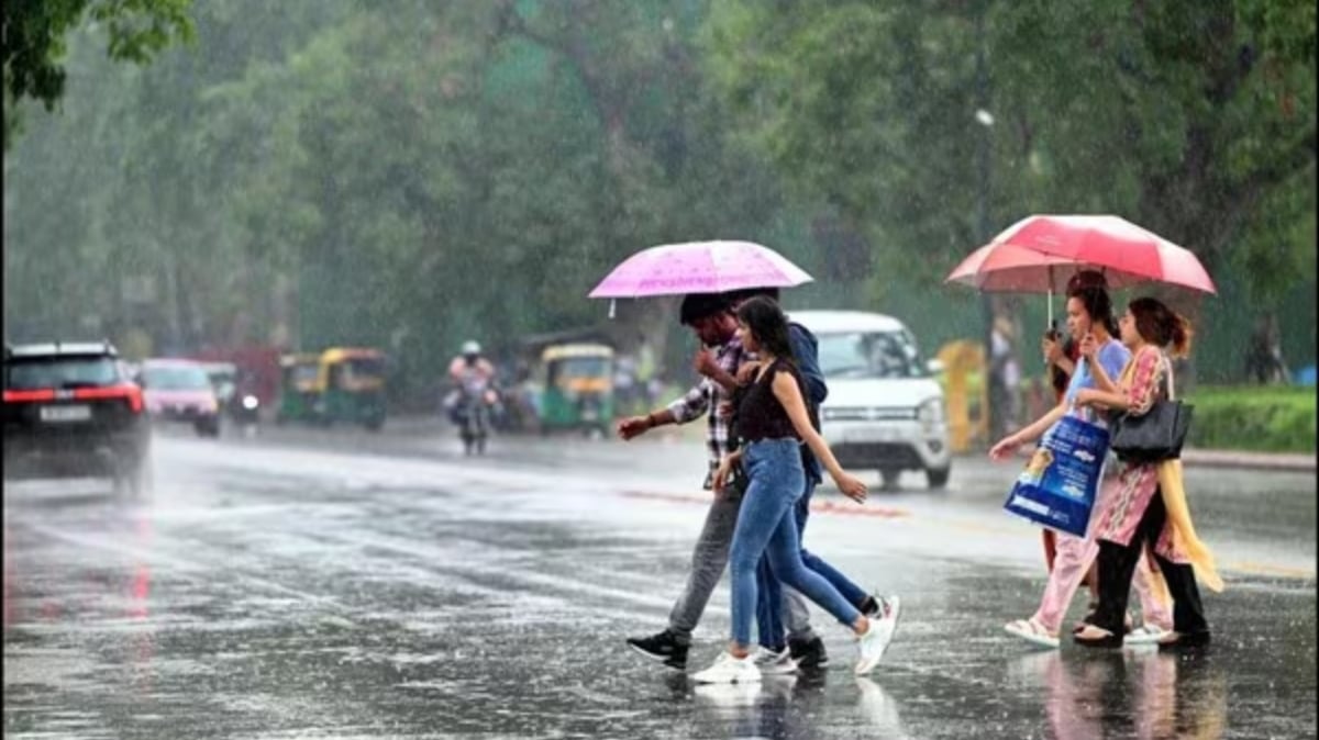 यूपी में मानसून का कहर जारी: 15 शहर डूबे, मंदिर जलमग्न, एक्सप्रेस-वे धंसा, स्कूल बंद!