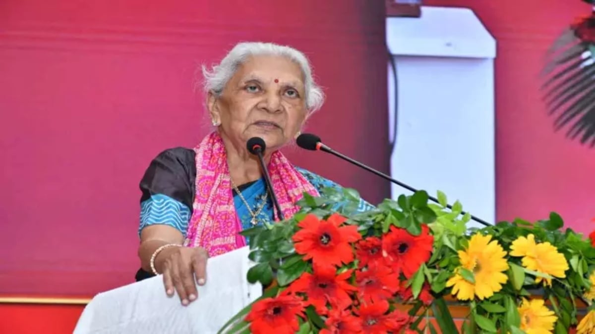 ‘कोई परेशान करे तो ठोक दो, रानी लक्ष्मीबाई की तरह बहादुर बनो’ झांसी में छात्राओं से बोलीं राज्यपाल आनंदीबेन पटेल