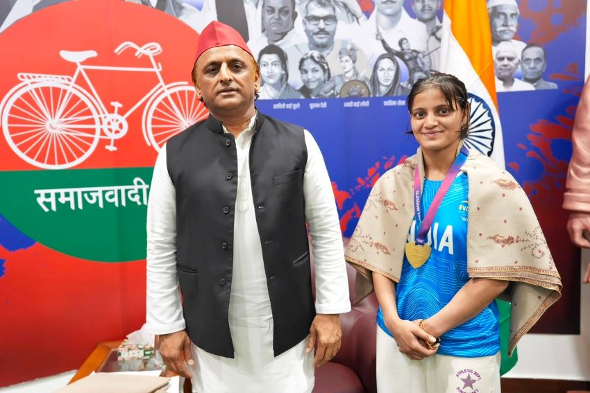 सपा प्रमुख का खेल प्रेम: आशीष और अस्मिता को मंच पर दिया विशेष सम्मान, खिलाड़ियों के लिए कही दिल छू लेने वाली बात