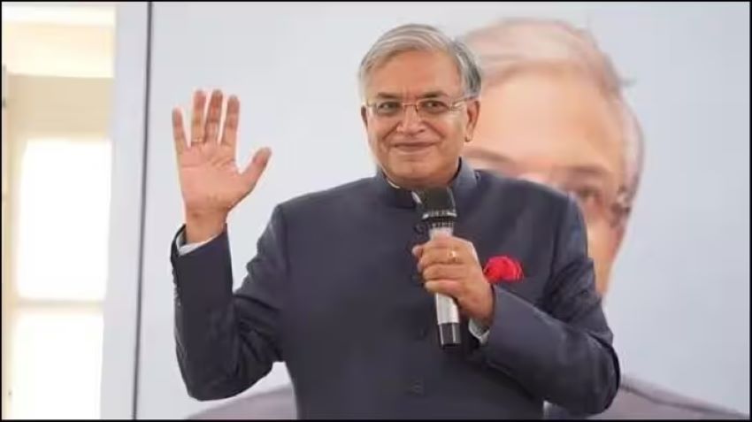 जहां से शुरू हुआ था सफर, वहीं लौटकर जब चॉक उठाया तो भर आईं आंखें; छात्रों के बीच पहुंचे मुख्य चुनाव आयुक्त