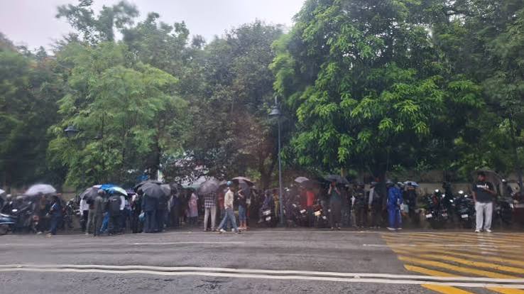 JSSC CGL रद्द होने के बाद बवाल: प्रोजेक्ट भवन के बाहर जुटे नियुक्त अभ्यर्थी, बोले- ‘मेहनत की सजा हमें क्यों?’