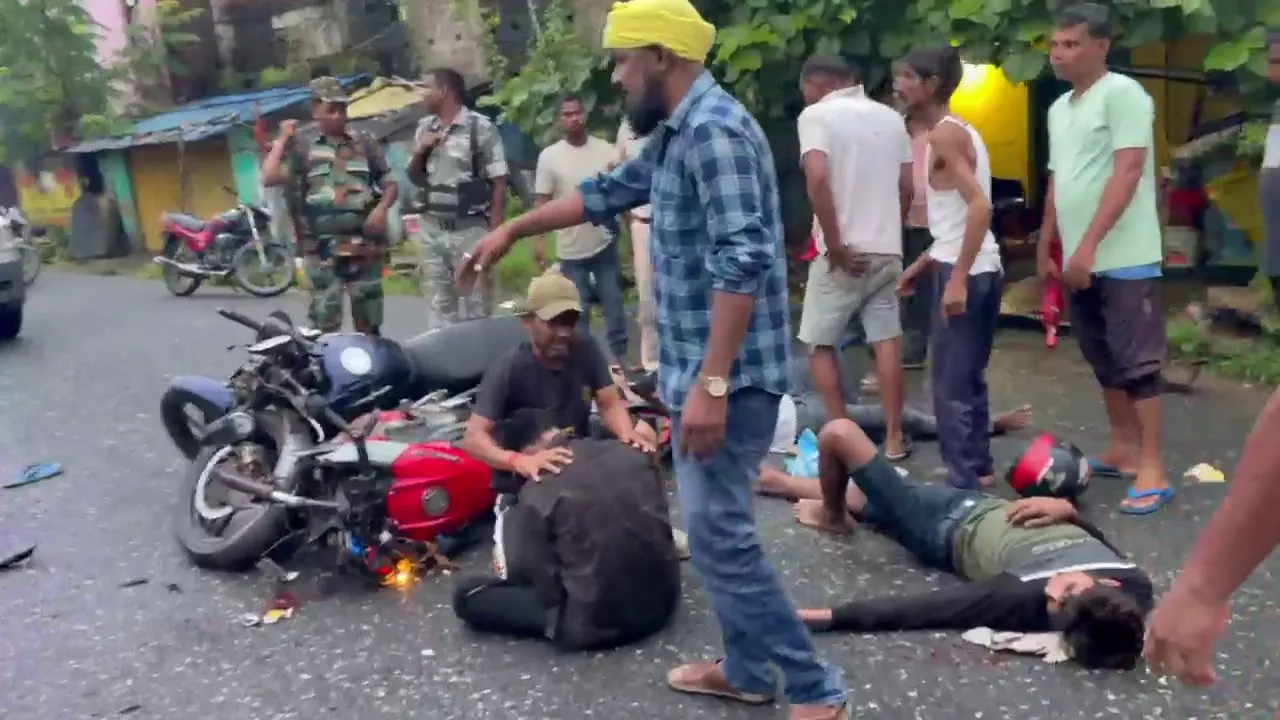 Accident News : पोटका में तेज रफ्तार का कहर, दो बाइकों की सीधी भिड़ंत में 4 युवक घायल, एक गंभीर