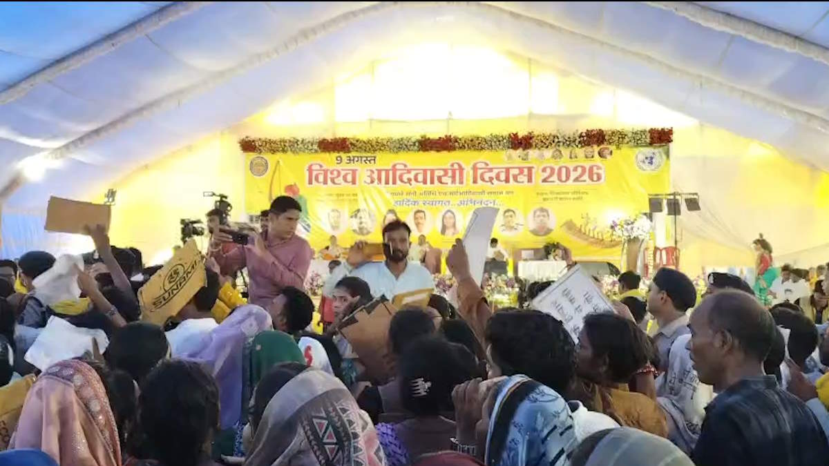 विश्व आदिवासी दिवस के कार्यक्रम में मचा बवाल, एकलव्य आदर्श स्कूल में छात्र की मौत पर प्रशासन से मांगा न्याय…