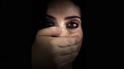 जिन्न का साया बताकर युवती को कमरे में ले गया तांत्रिक, वीडियो बनाकर करने लगा ब्लैकमेल, जानें पूरा मामला