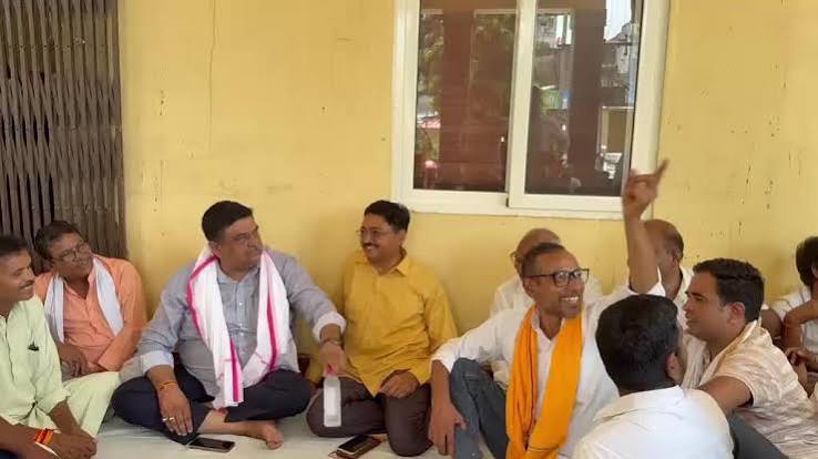 Alwar Nagar Nigam में फिर बवाल: सफाई कर्मचारियों के साथ धरने पर बैठे मंत्री, आयुक्त को लगाई फटकार