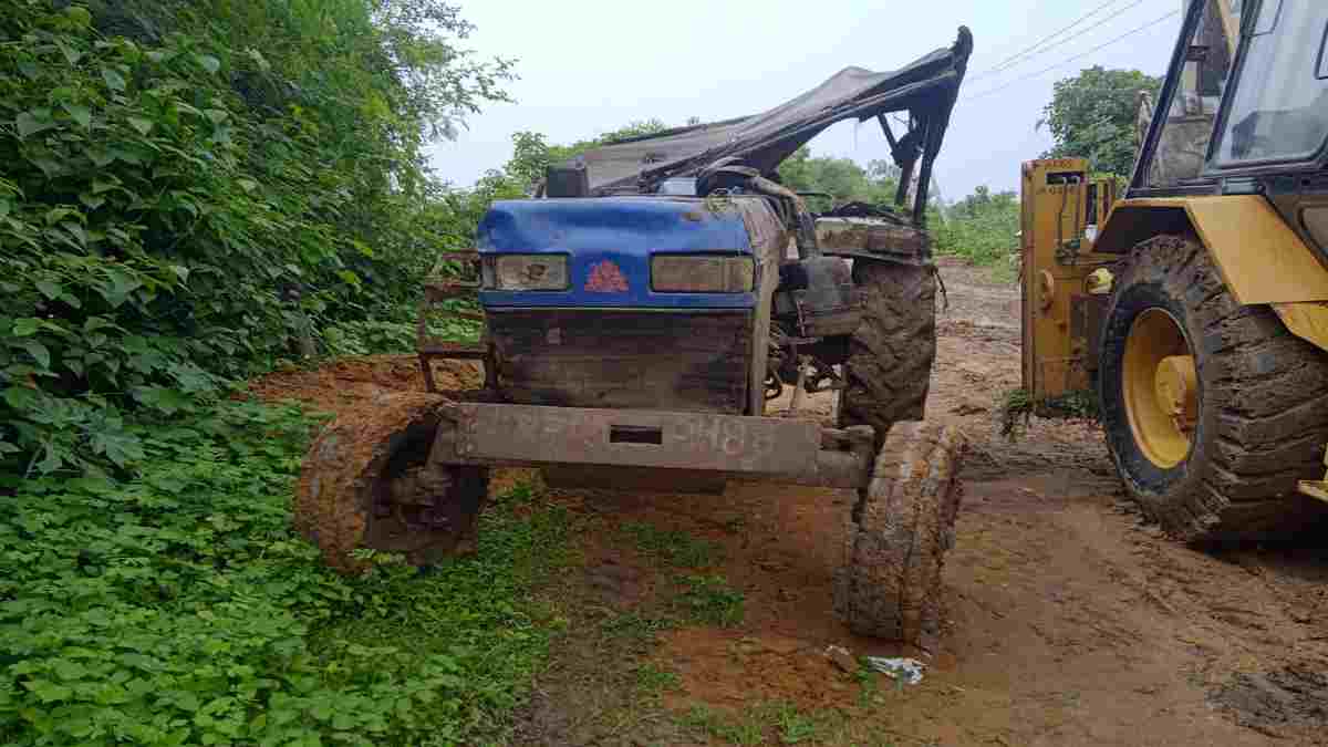 धान की रोपाई कर लौट रहे मजदूरों से भरा ट्रैक्टर पलटा, 15 साल की बच्ची की मौत, 3 घायल