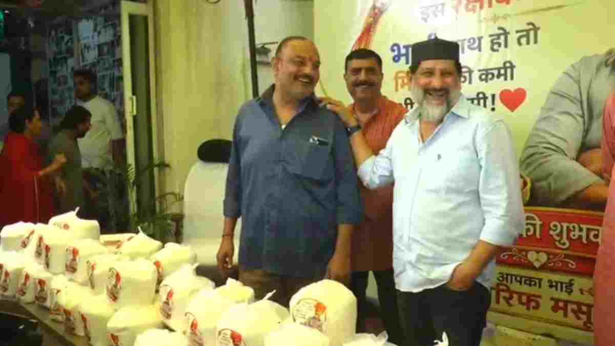 त्योहार की मिठास पर महंगाई का असर: कांग्रेस MLA आरिफ मसूद ने रक्षाबंधन पर बहनों को बांटे शक्कर, कहा- 100 कब पहुंच जाए भरोसा नहीं