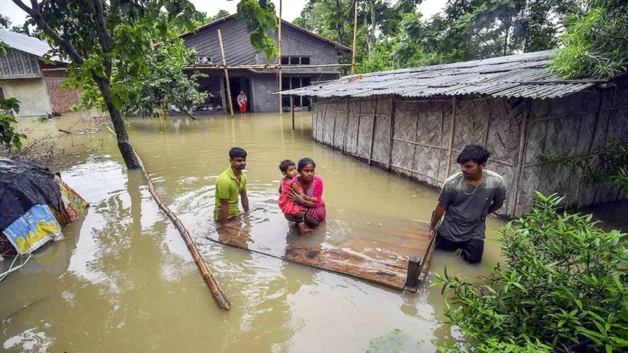 बारिश से देशभर में हाहाकार: असम में बाढ़ से मरने वालों का आंकड़ा 100 के पार पहुंचा, कई राज्यों में जनजीवन ठप