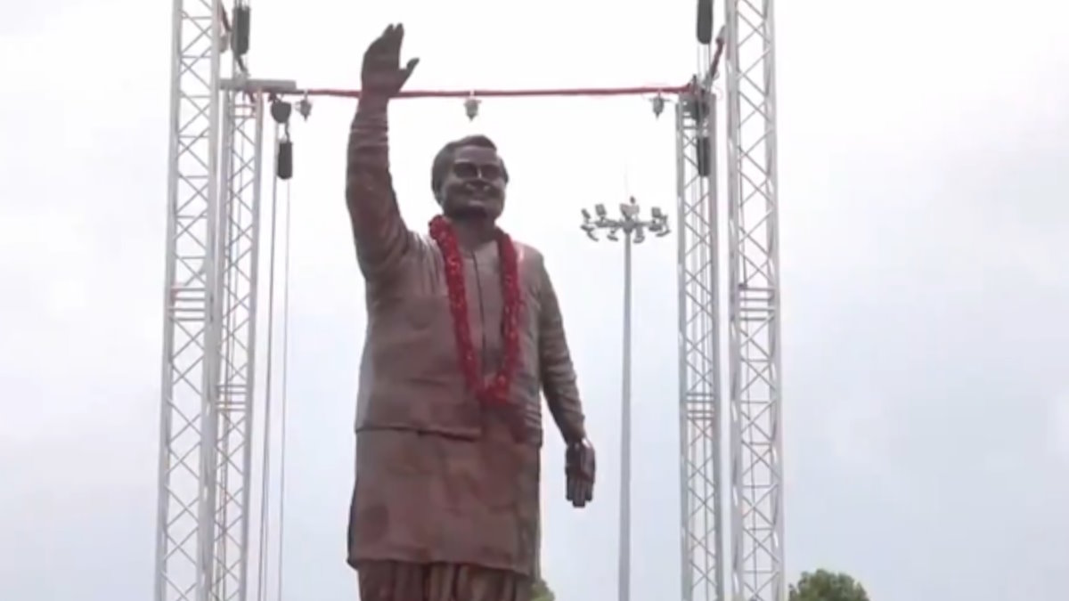 गृह मंत्री अमित शाह ने अटल बिहारी वाजपेयी की पुण्यतिथि पर उनकी प्रतिमा का किया अनावरण