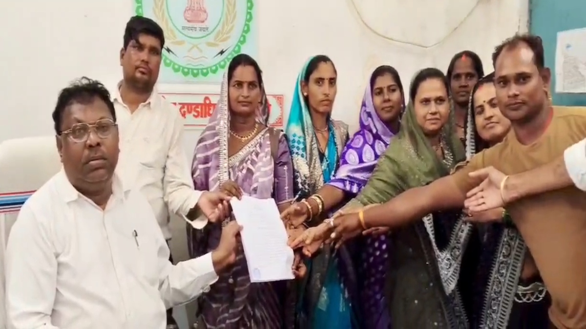 सरपंच के खिलाफ अविश्वास प्रस्ताव: पंचों ने SDM को सौंपा ज्ञापन, दबंगई और भ्रष्टाचार के लगाए आरोप
