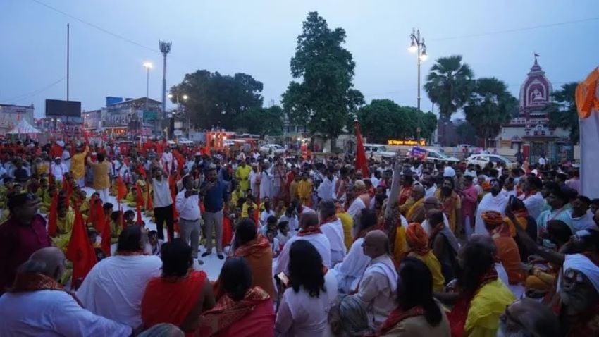‘जय श्री राम’ के नारों से गूंजी अयोध्या: रामकोट की नित्य परिक्रमा का एक वर्ष पूरा, जनसैलाब देख हो जाएंगे हैरान!