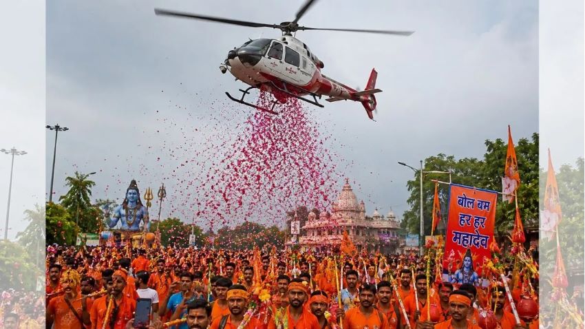 आसमान से बरसे फूल, जमीन पर गूंजा ‘हर-हर महादेव’! बाराबंकी में कांवड़ियों पर हेलीकॉप्टर से भव्य पुष्पवर्षा