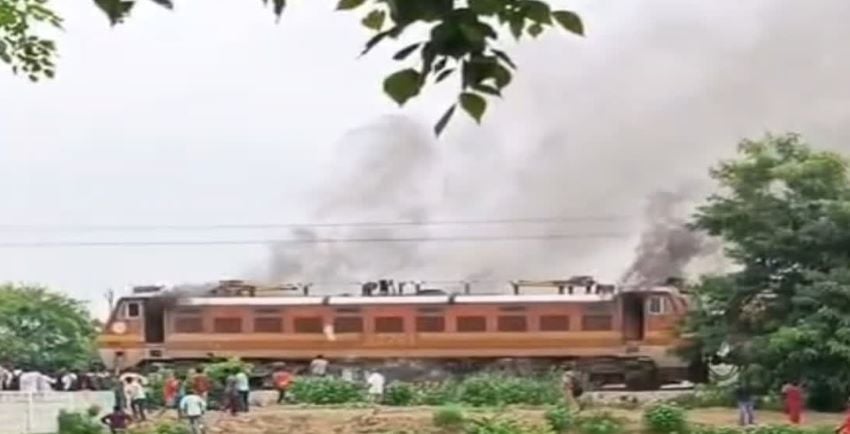 लालकुआं-कासगंज पैसेंजर ट्रेन के इंजन में लगी आग; शॉर्ट सर्किट से मचा हड़कंप, ढाई घंटे ठप रहा रेल रूट