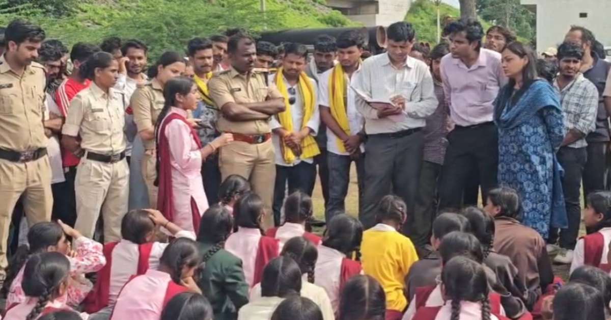 कलेक्टर से मिलने 20 किमी पैदल चले Gen-Alpha! एकलव्य आवासीय विद्यालय में बदहाली और प्रताड़ना का आरोप