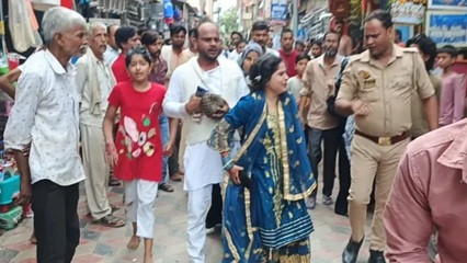 दूसरी शादी के लिए बरात लेकर निकला दूल्हा, पहली पत्नी ने रास्ते में रोककर पीटा; सड़क पर हंगामा