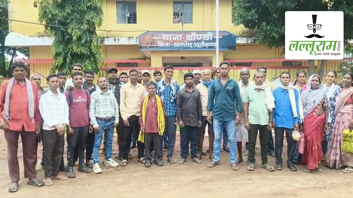 विकास कार्य के नाम पर ग्रामीणों से लिए 45 हजार रुपये, दो साल बाद भी न काम हुआ न लौटाए पैसे, सरपंच के खिलाफ कार्रवाई की मांग को लेकर थाने पहुंचे ग्रामीण