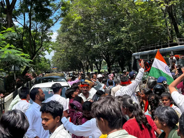 Jharkhand Protest LIVE: बंद के बीच फिर बढ़ा तनाव, छात्रा बेहोश, बस की छत पर चढ़े प्रदर्शनकारी, हिरासत की तैयारी