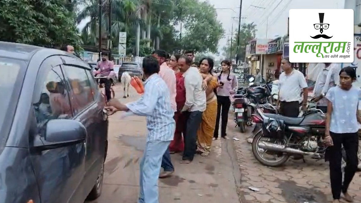 पुलिस की कार्यशैली पर सवाल: जिंदा महिला को मृत बताकर कमरे में जड़ दिया ताला, 2 घंटे बाद खोलकर देखा तो चल रही थीं सांसें, परिजनों में आक्रोश
