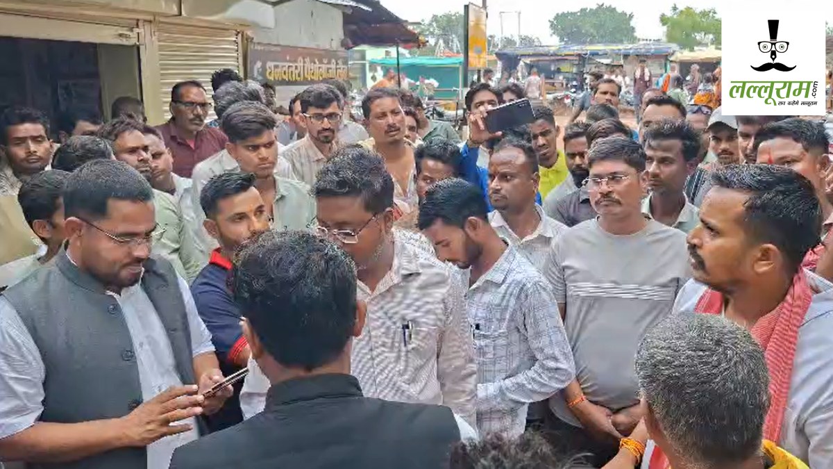 लोहिया पेपर मिल में मजूदर की मौत : परिजनों और क्रांति सेना का प्रदर्शन जारी, 50 लाख मुआवजा और नौकरी देने की मांग