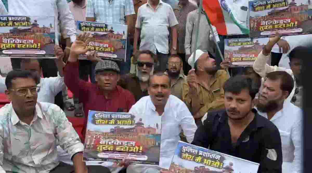 मोती मस्जिद के सामने बैरिकेड्स लगाने पर भड़के व्यापारी, बाजार बंद कर धरने पर बैठे, की ये मांग