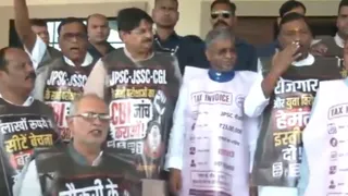 झारखंड विधानसभा में JPSC-JSSC मुद्दे पर हंगामा : ‘रेट चार्ट’ पहनकर पहुंचे BJP विधायक, अनशनकारी छात्र की तबीयत बिगड़ी