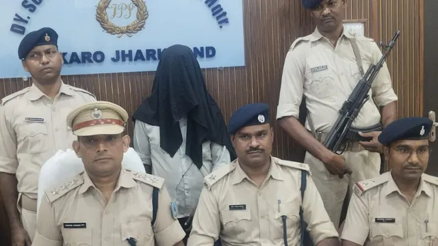 Bokaro News: बोकारो में ब्राउन शुगर तस्कर गिरफ्तार, 2 पुड़िया और ₹8,450 नकद बरामद