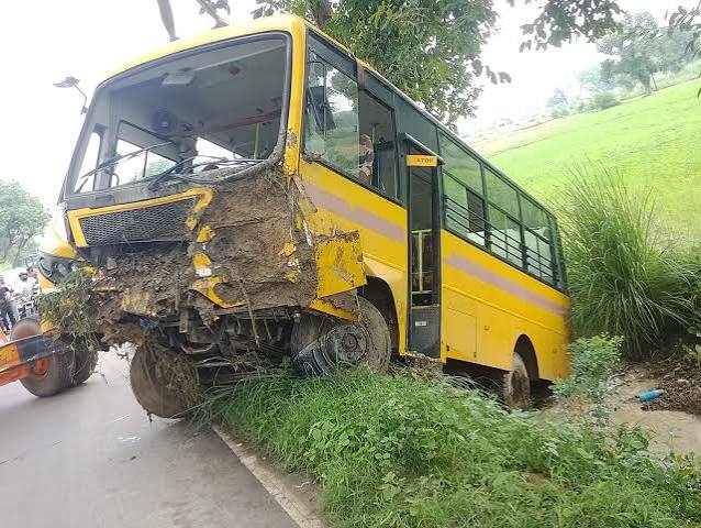 चलती स्कूल बस से गिरा खलासी ,पिछले चक्के के नीचे आने से मौत , टाटा-रांची मार्ग पर दर्दनाक हादसा