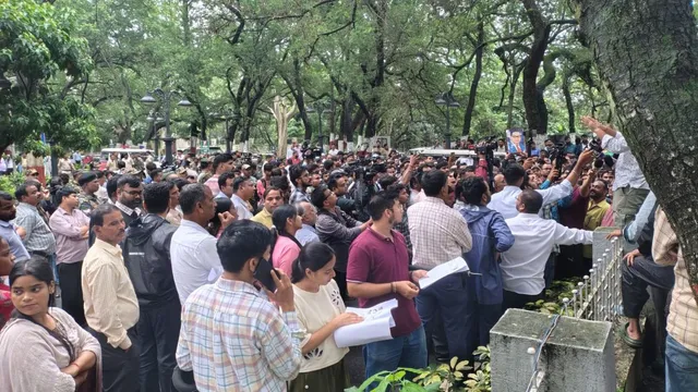 प्रोजेक्ट भवन के बाहर अभ्यर्थियों का हंगामा : बैरिकेडिंग तोड़कर सचिवालय परिसर में घुसे प्रदर्शनकारी, पुलिस से धक्का-मुक्की