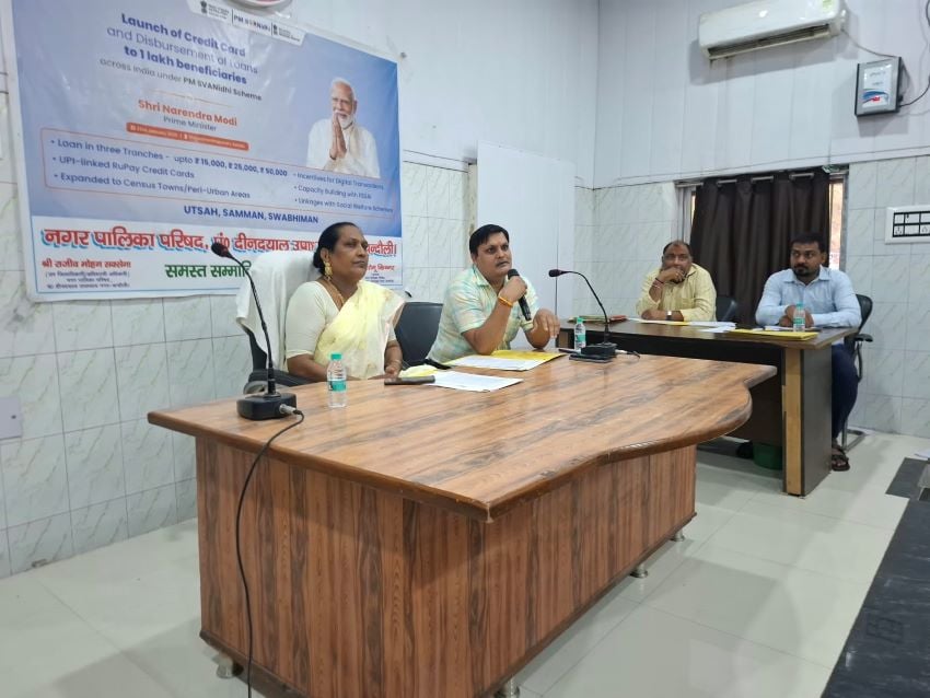 मुगलसराय पालिका बैठक में भयंकर बवाल! गंदगी के मुद्दे पर आमने-सामने आए सभासद और EO, जमकर तू-तू मैं-मैं
