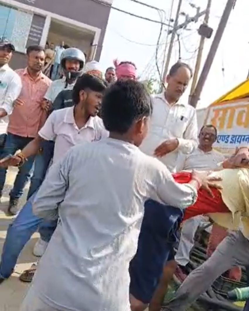“पहले इसने मेरे भाई को मारा था”, कहते हुए पावर हाउस के पास युवक की सरेआम पिटाई, वीडियो वायरल